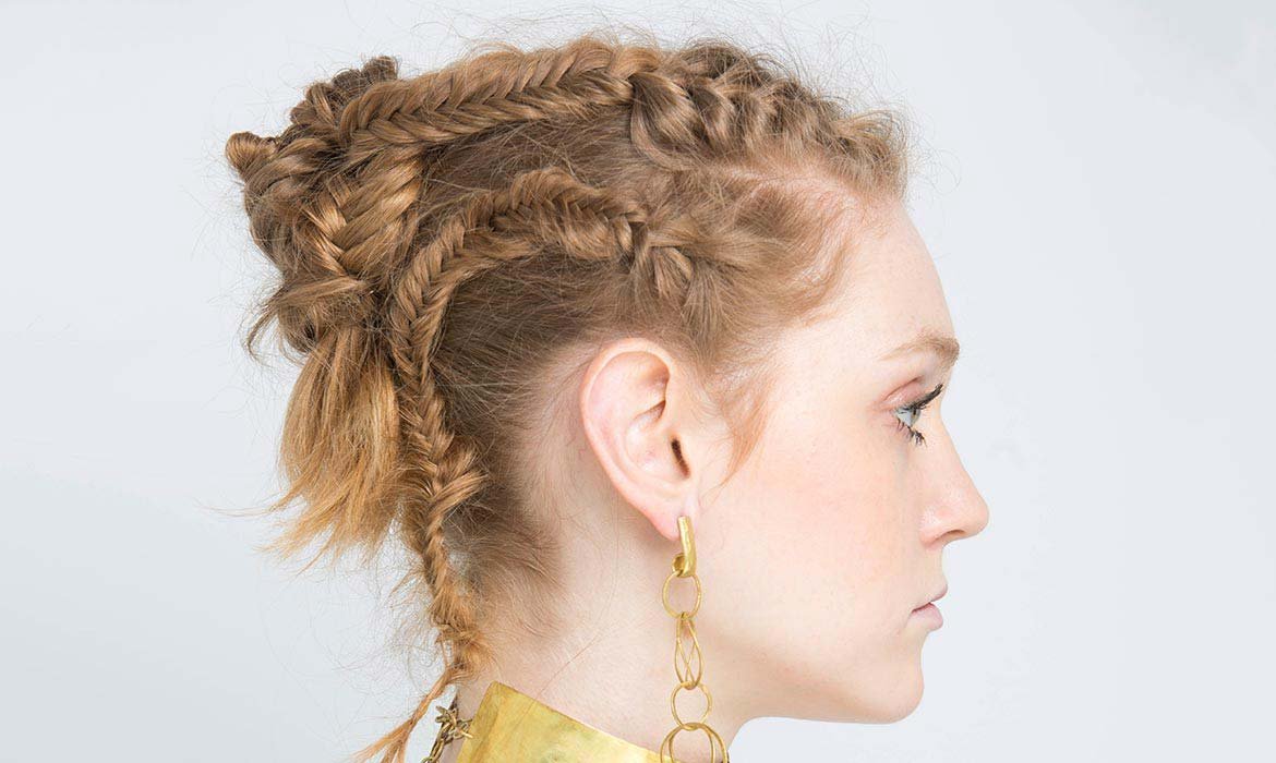 Vaporiza la Laca Elnett de L’Oréal Paris al terminar tus moños con trenzas para fijarlos sin apelmazar y aportarles brillo.
